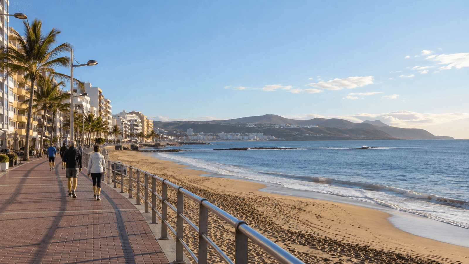 Redaktioneller Blick auf die Promenade und den Stadtstrand Las Canteras auf Gran Canaria.