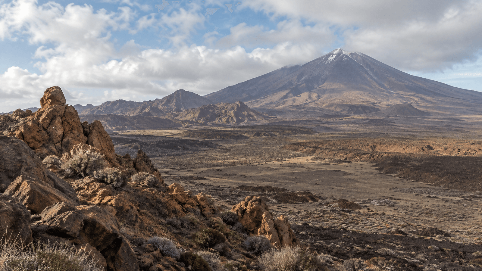 KI-Illustration einer vulkanischen Hochlandszene, inspiriert von der Landschaft um den Teide.